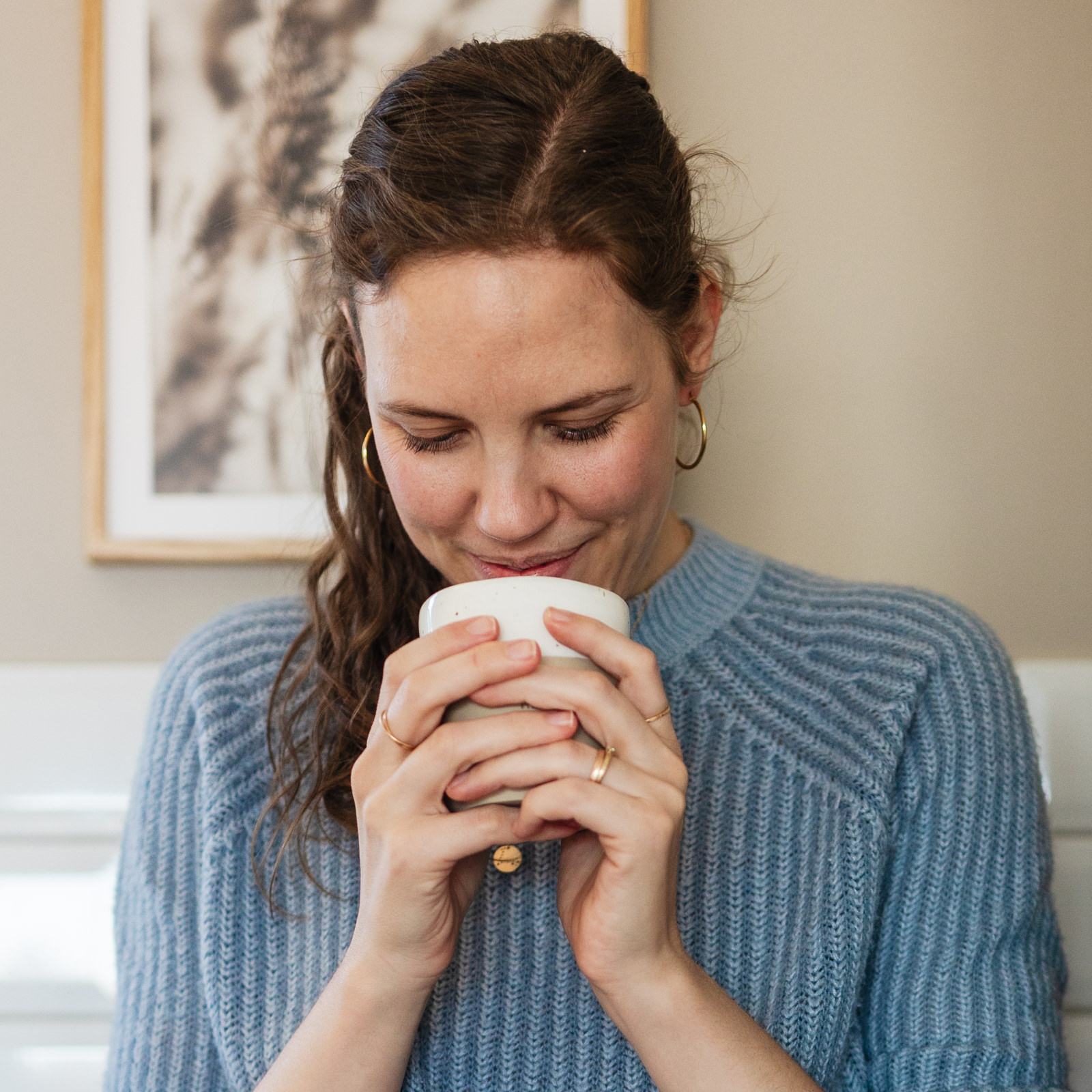 Porträt der Fotografin, die ihren Kaffee trinkt