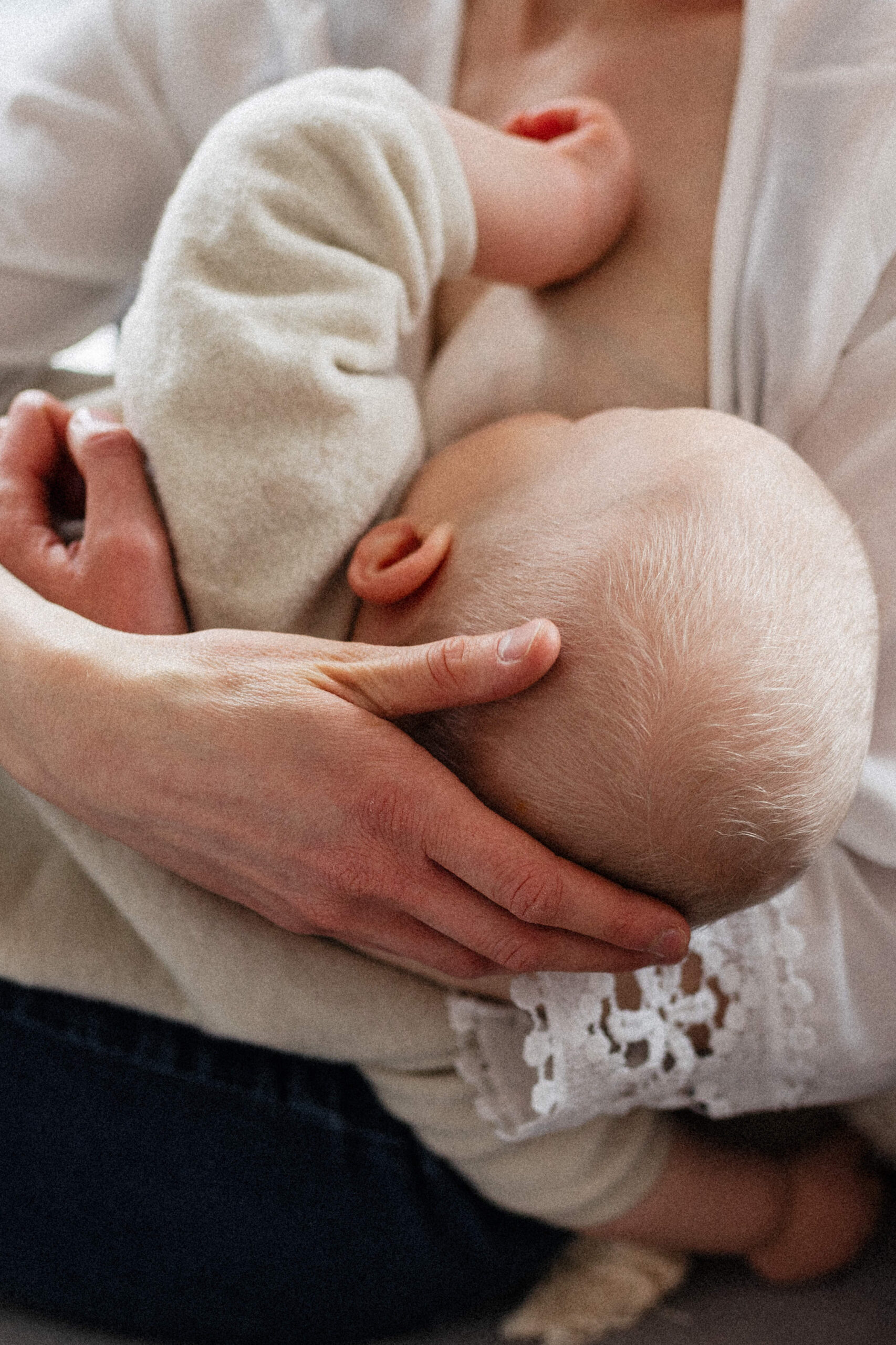 stillendes Baby, das am Kopf gestreichelt wird