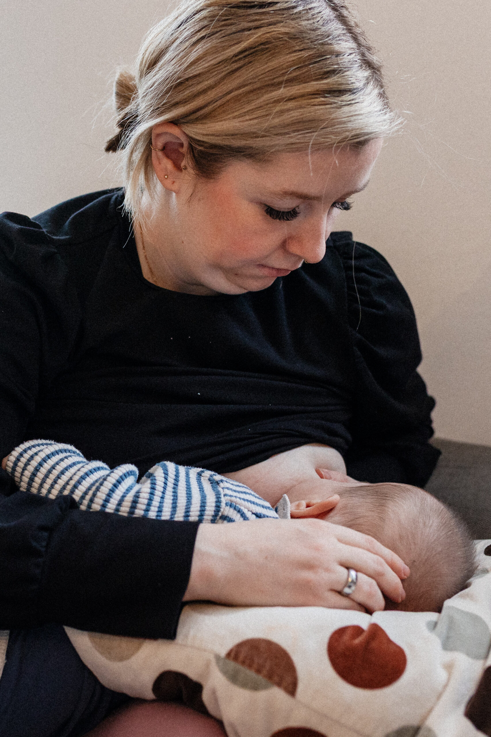 stillendes Baby, Mama streichelt den Nacken