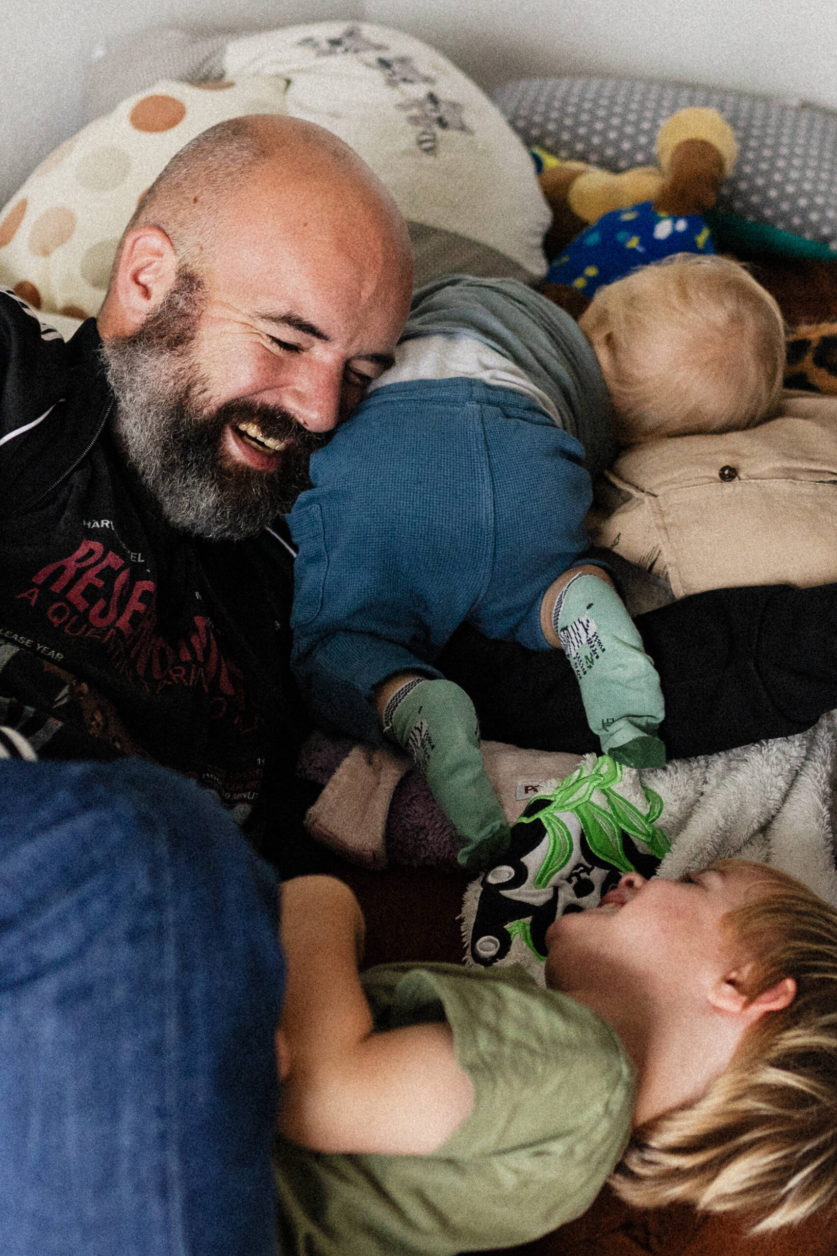Papa, der mit seinen Kindern auf dem Sofa tobt