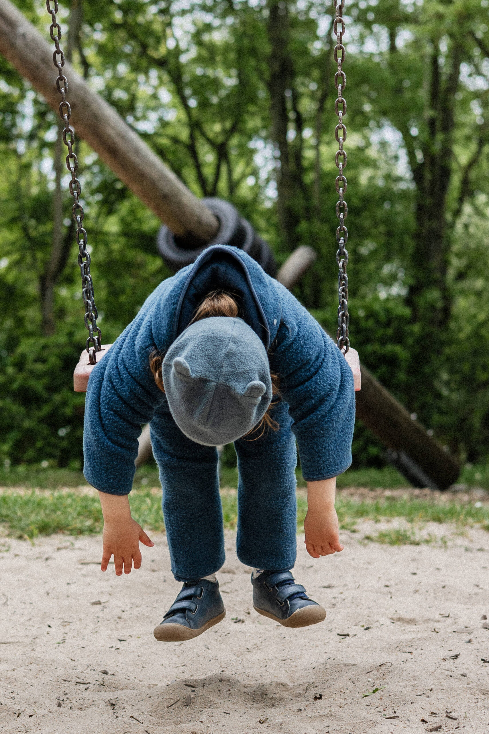 über der Schaukel hängendes Kind