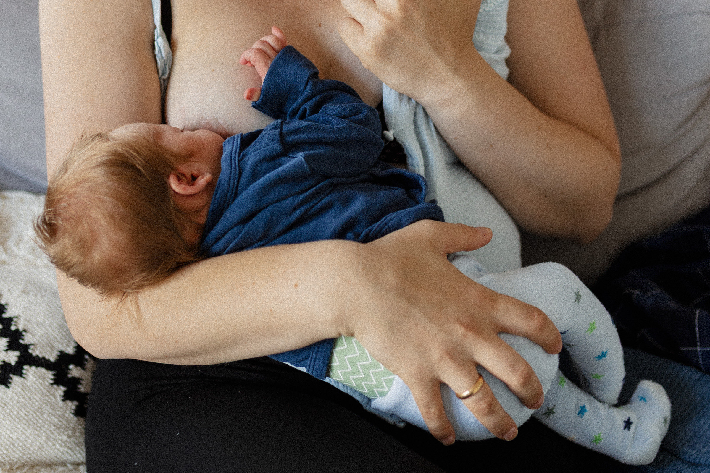 Baby und Mama im Wochenbett, Baby stillt