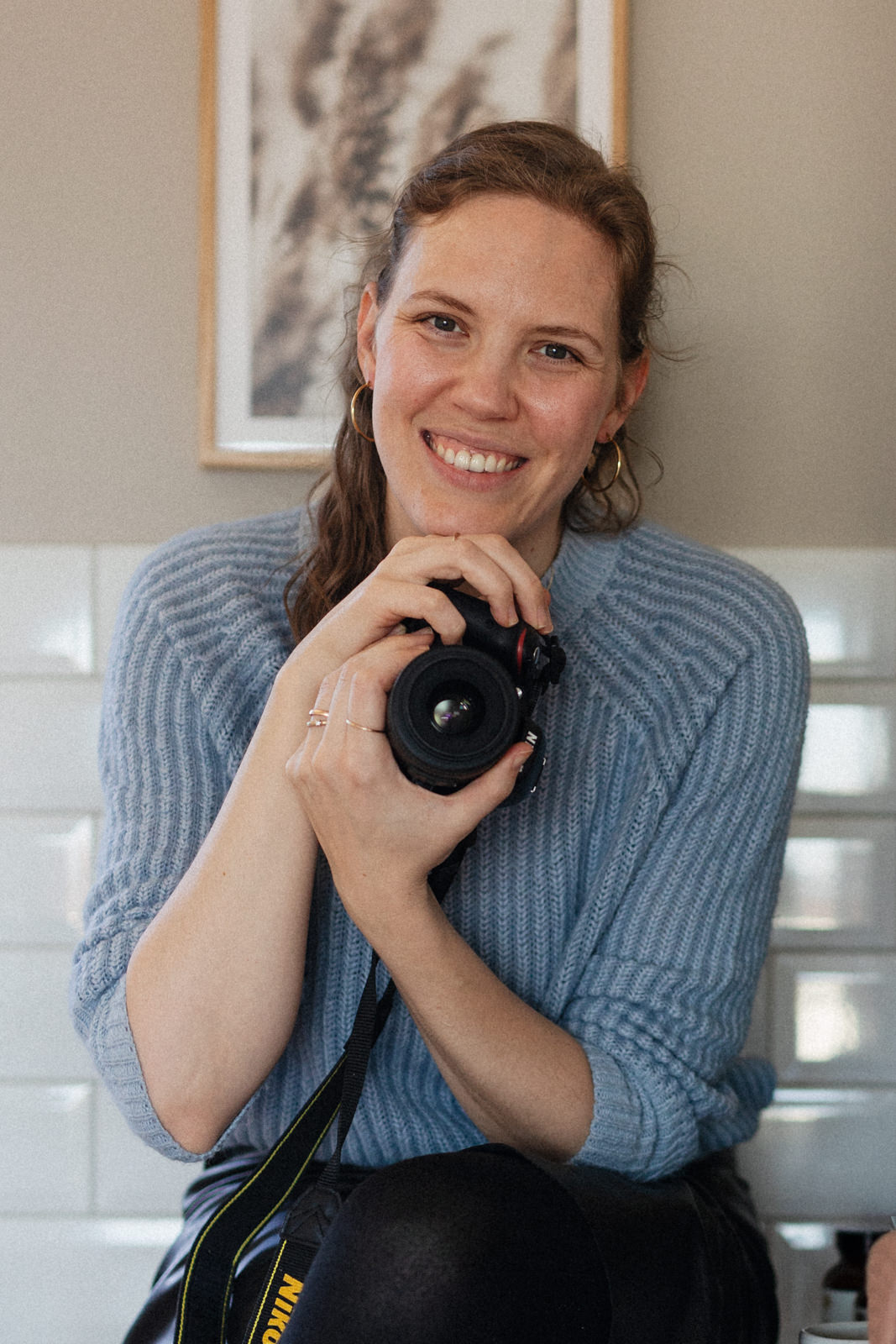 Porträt der lächelnden Fotografin